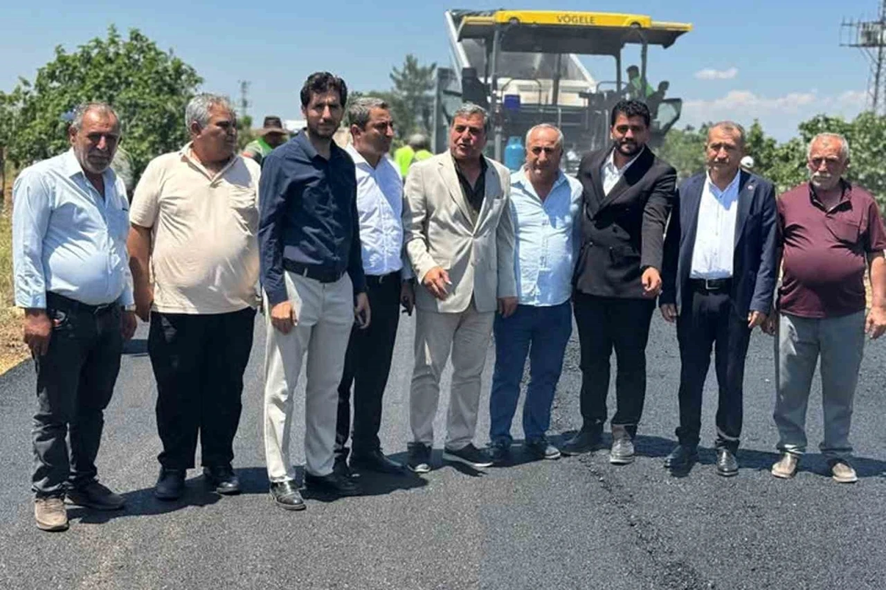 Yoğun yağış d&ouml;neminde tahrip olan yollar asfaltlandı, vatandaşlar adak kurbanı kesti
