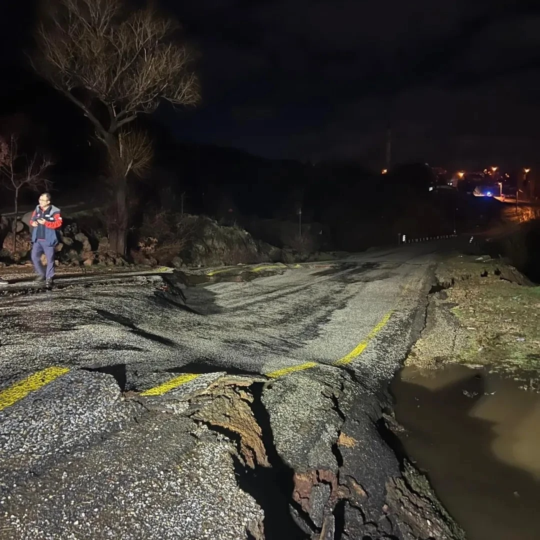 Yoğun yağış sonrası k&ouml;y yolunda &ccedil;&ouml;kme meydana geldi
