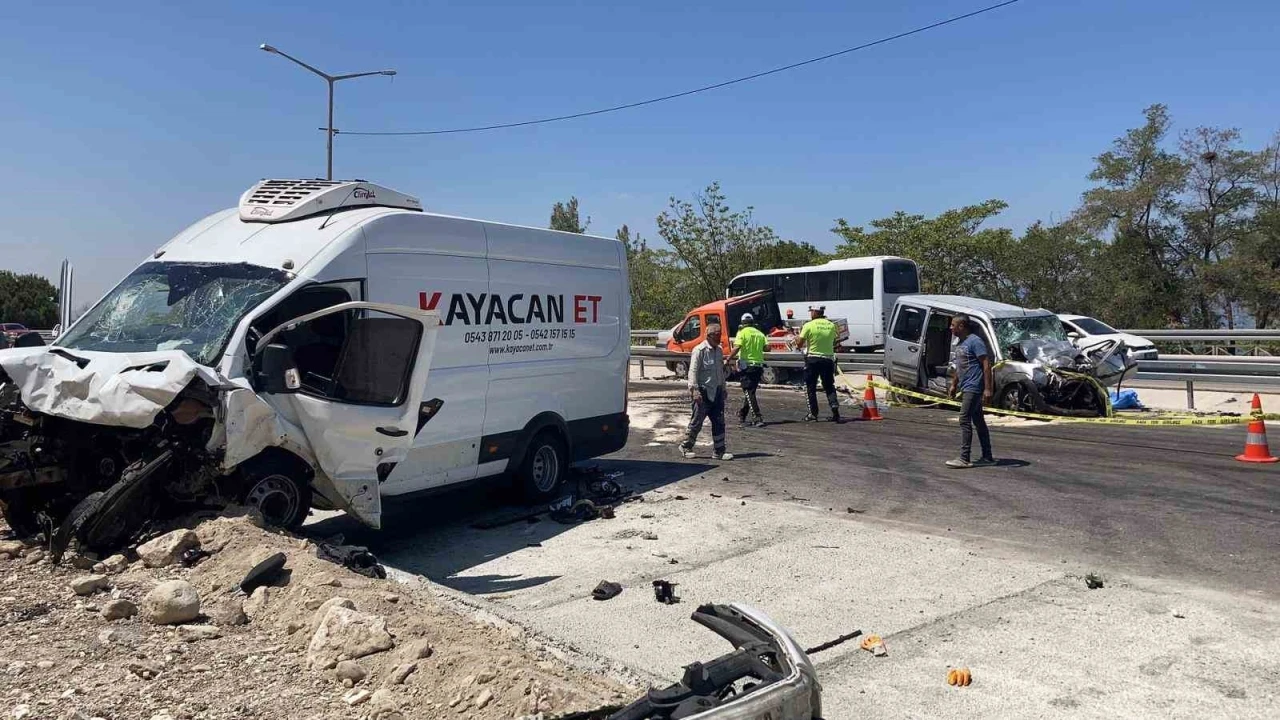 Yol çalışması nedeniyle tek şeride düşen yolda feci kaza:1 ölü 6 yaralı
