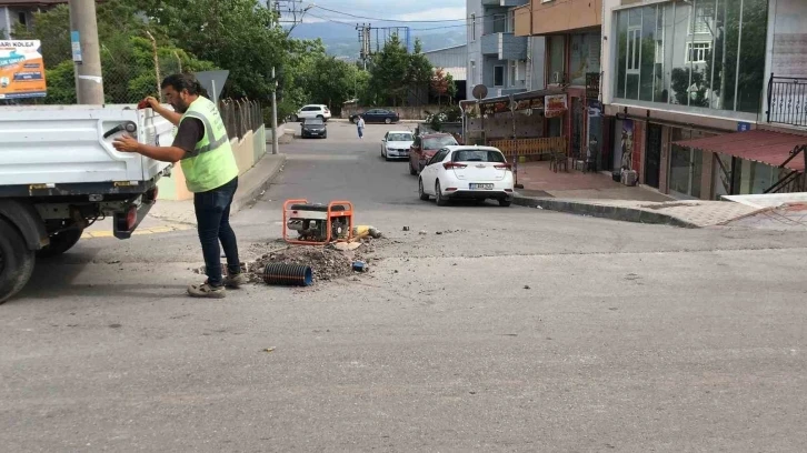 Yol çalışması yapan işçiye araç çarptı
