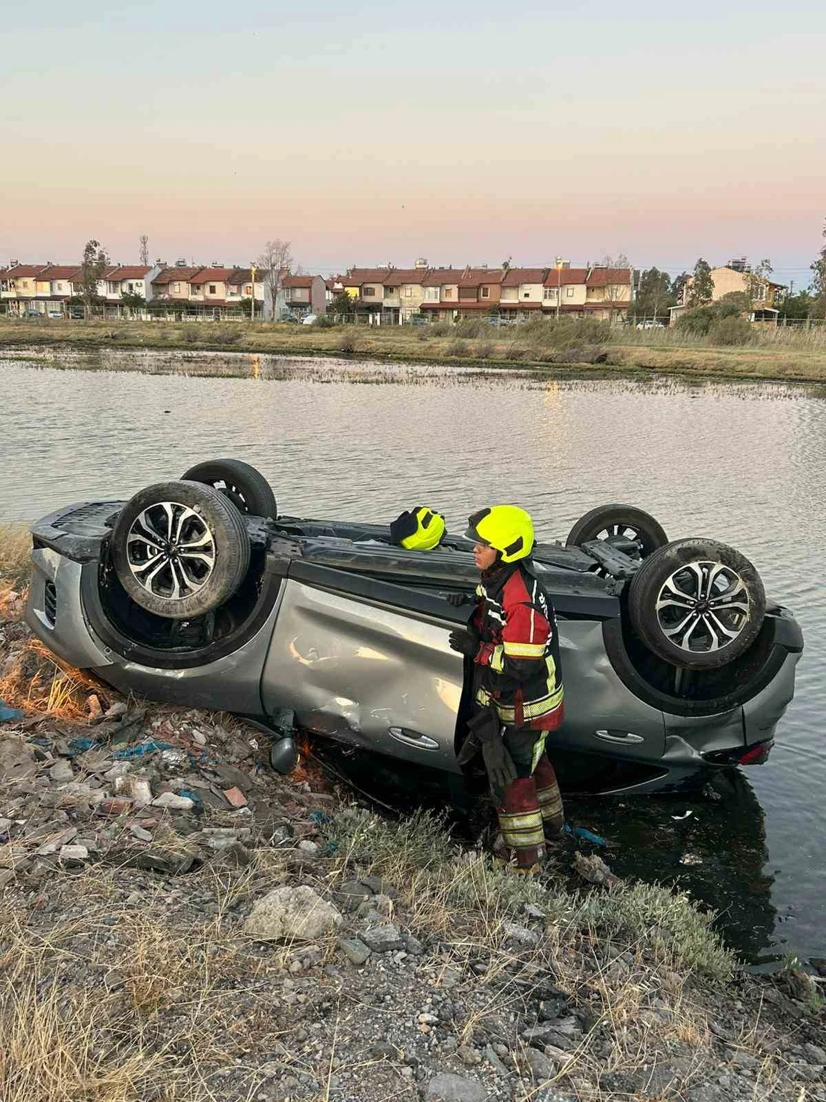 Yol dışına savrulan otomobil takla attı, sürücü kayıp
