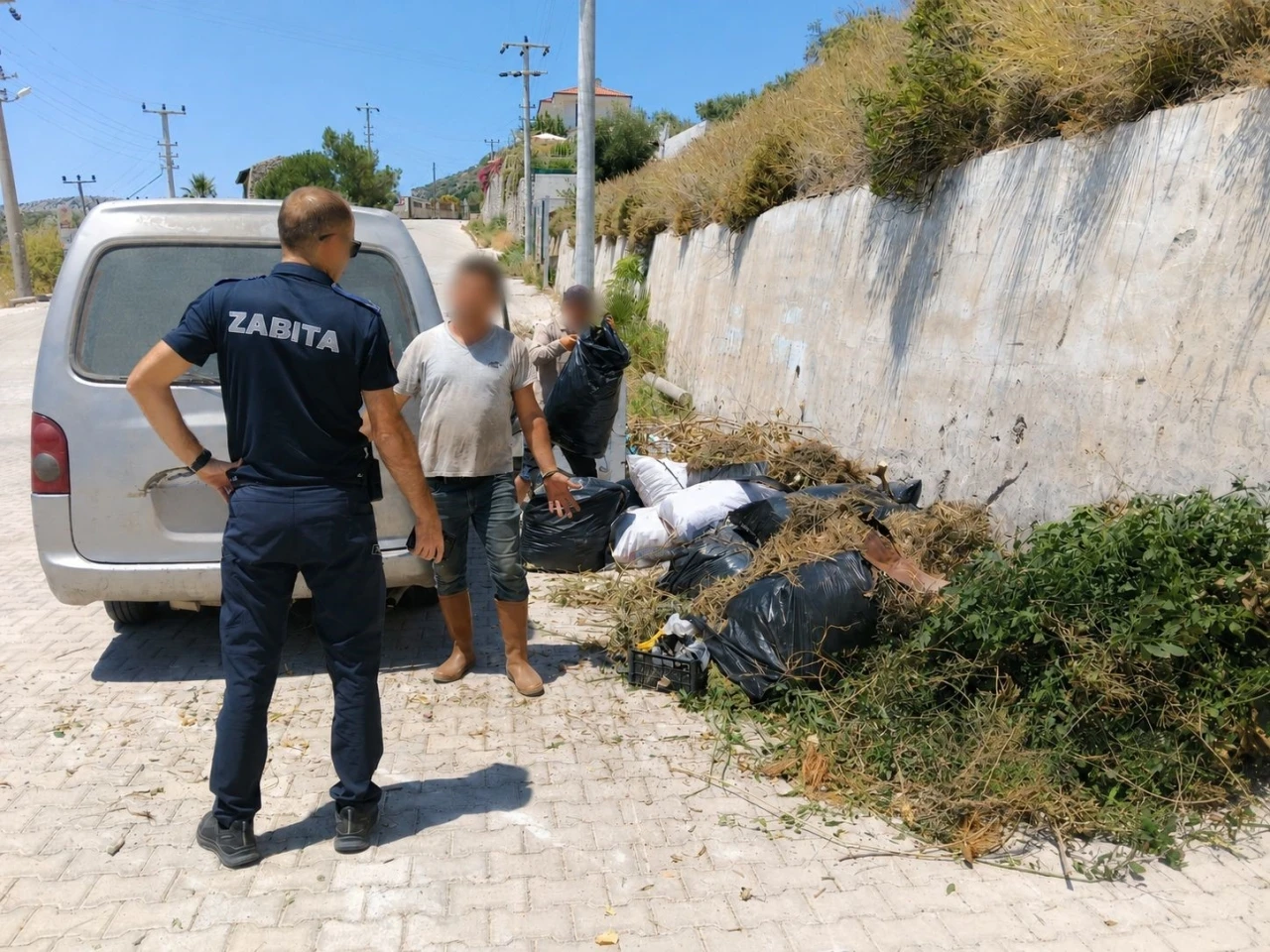 Yol kenarına atık bırakanlara cezai işlem uygulandı
