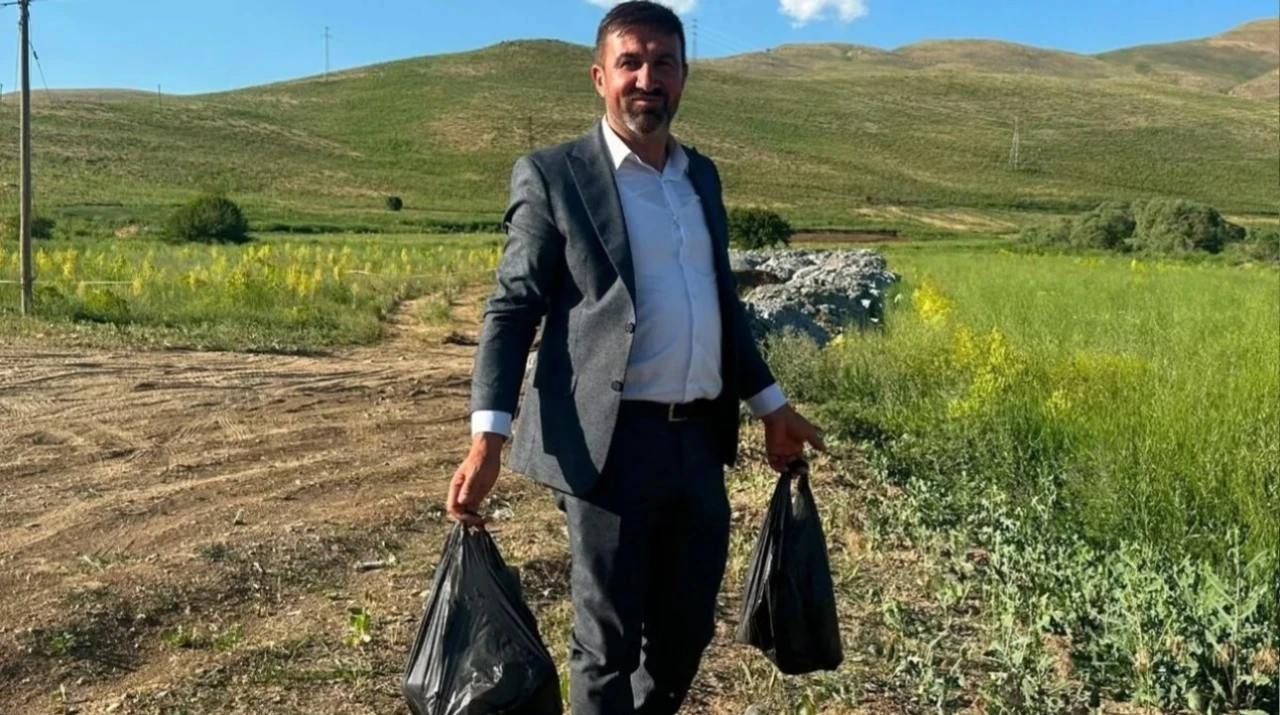 Yol kenarına atılan bira şişeleri k&ouml;yl&uuml;y&uuml; isyan ettirdi
