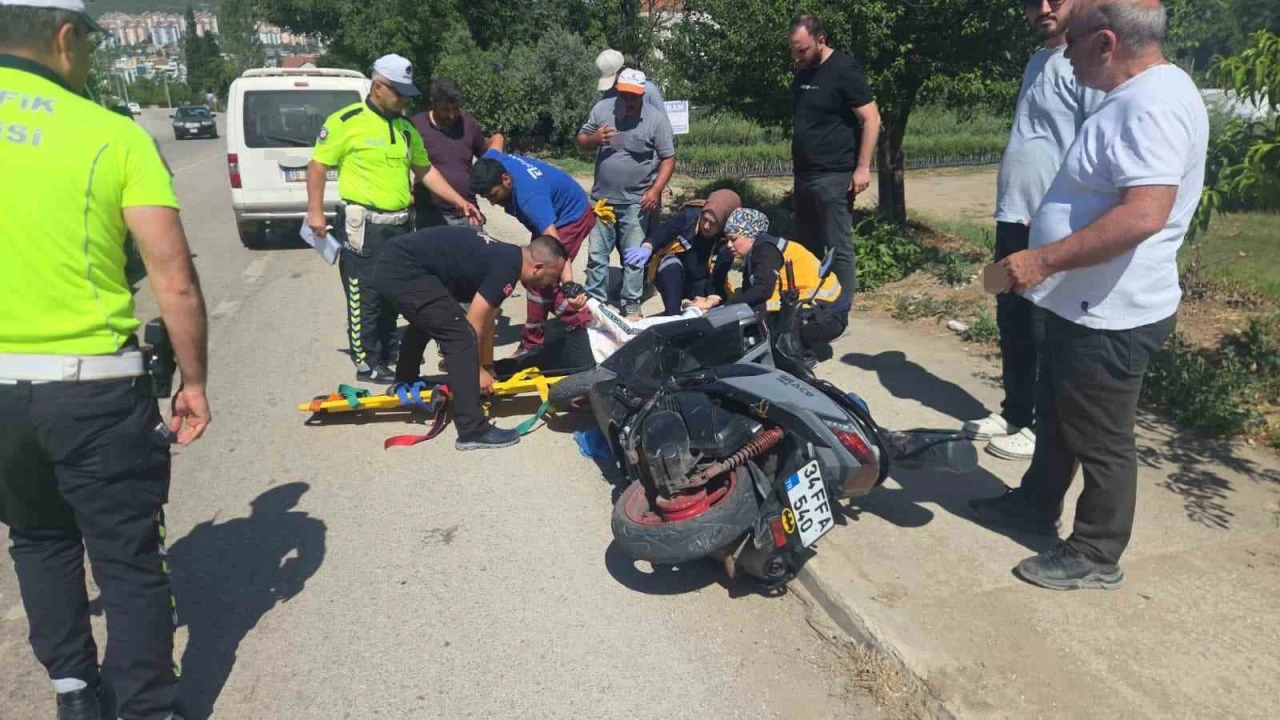 Yol kenarında duran motosiklete ara&ccedil; &ccedil;arptı: 1 yaralı
