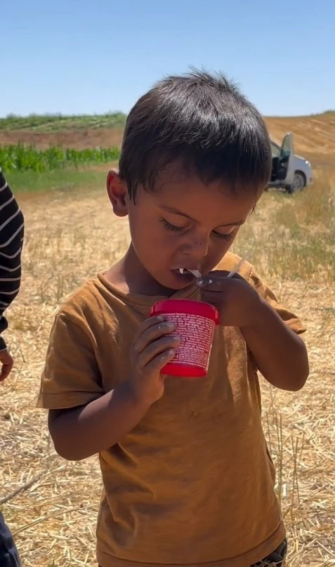Yol kenarında limonata satarak dondurma parası biriktiren çocuklara sürpriz
