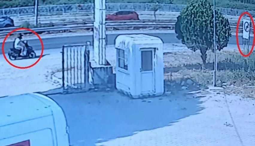 Yol kenarındaki tabelaya &ccedil;arpan motosikletli kask sayesinde hayata tutundu
