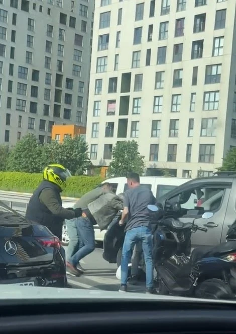 Yol ortasında birbirine girdiler, diğer araçların altında kalmaktan son anda kurtuldular
