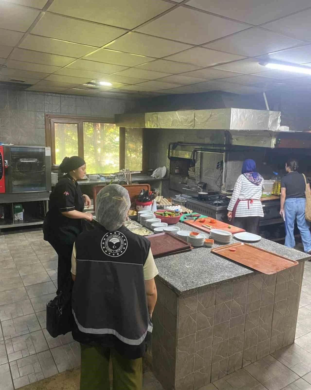Yol &uuml;st&uuml;ndeki gıda noktalarına yakın takip
