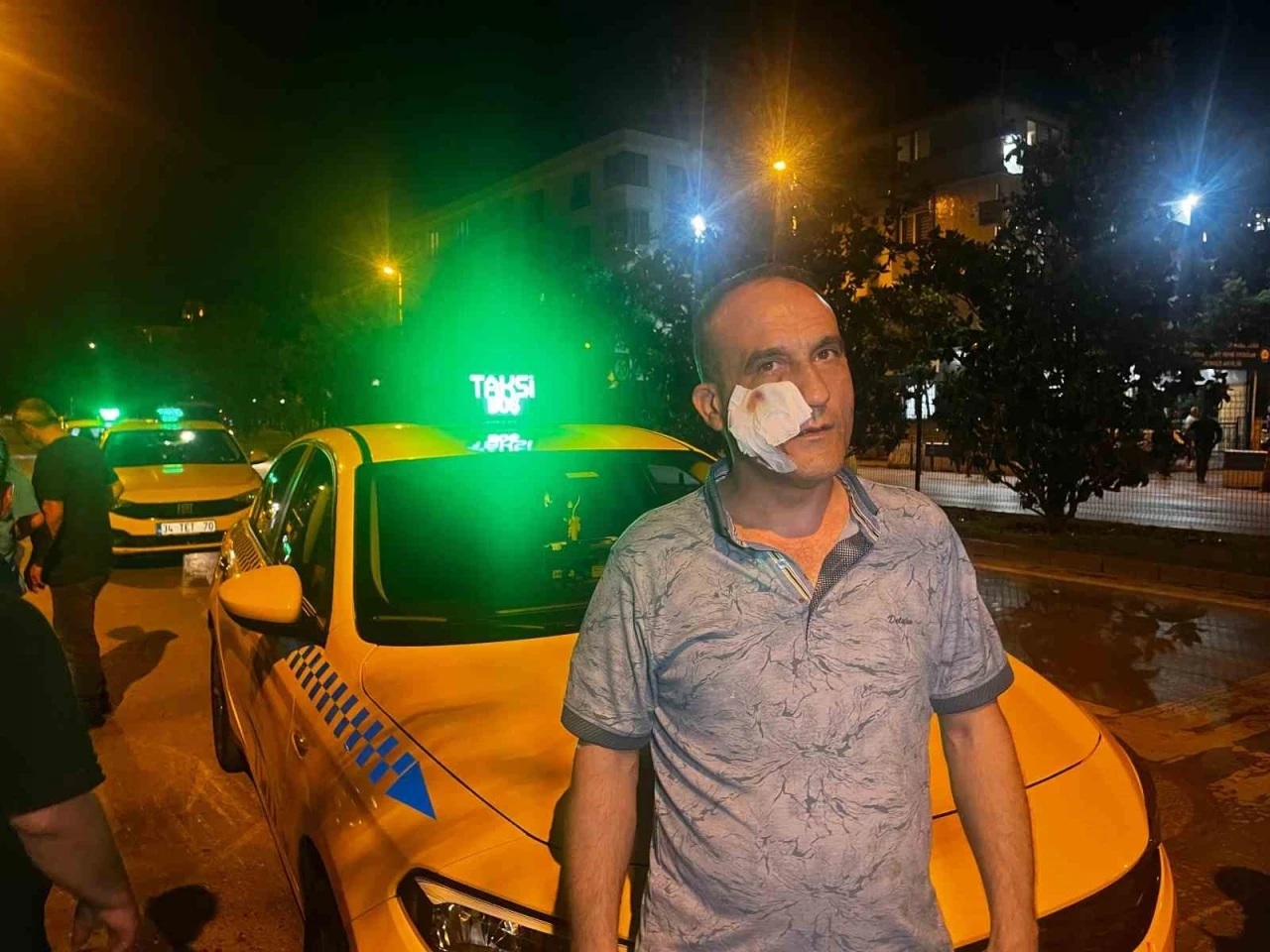 Yol verme kavgası taksi durağına taştı: 2 yaralı
