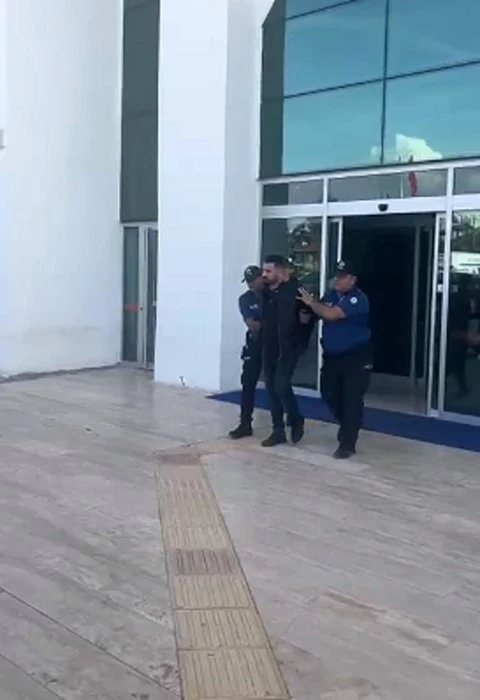 Yol verme kavgasında 1 kişiyi ayağından silahla vuran 2 şüpheli yakalandı
