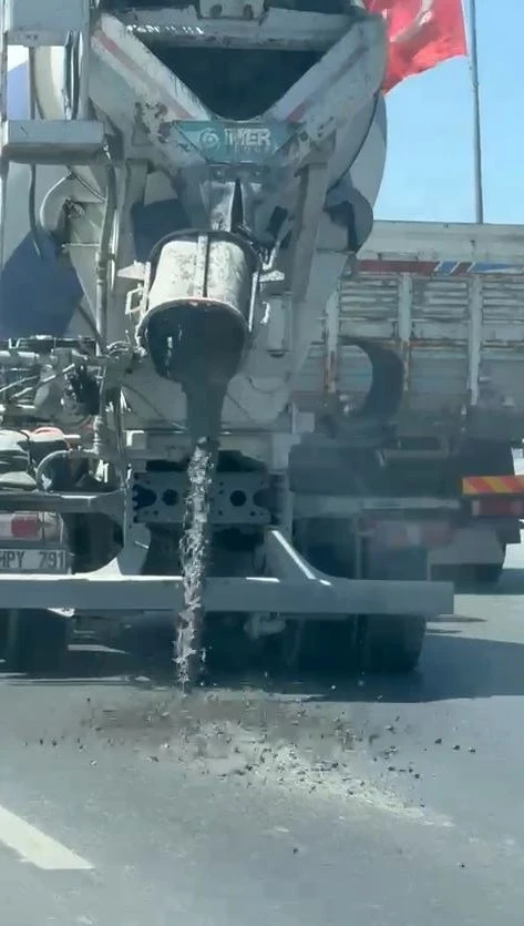 Yola beton dökerek ilerleyen mikser kamerada
