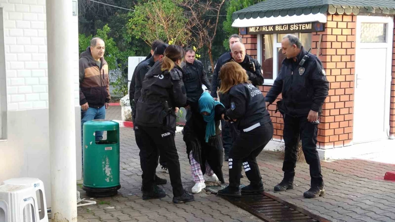 Yola bıraktığı &ccedil;anta polisi alarma ge&ccedil;irdi, g&ouml;zaltına alınırken g&uuml;&ccedil;l&uuml;k yaşattı
