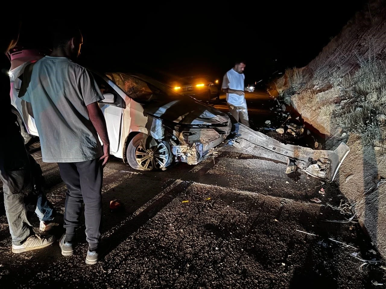 Yola çıkan hayvana çarpmamak için manevra yapan araç beton duvara çarptı
