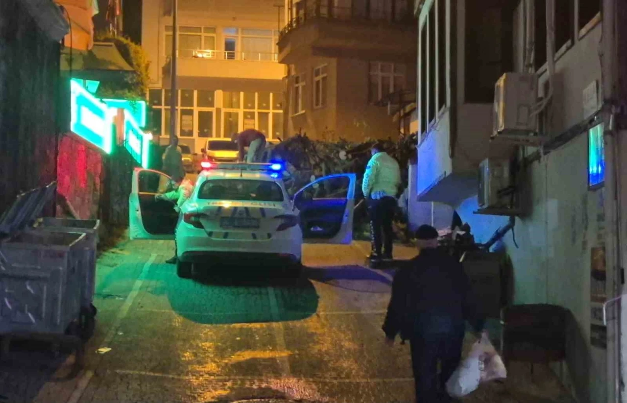 Yola dökülen odunlar trafik akışını engelledi
