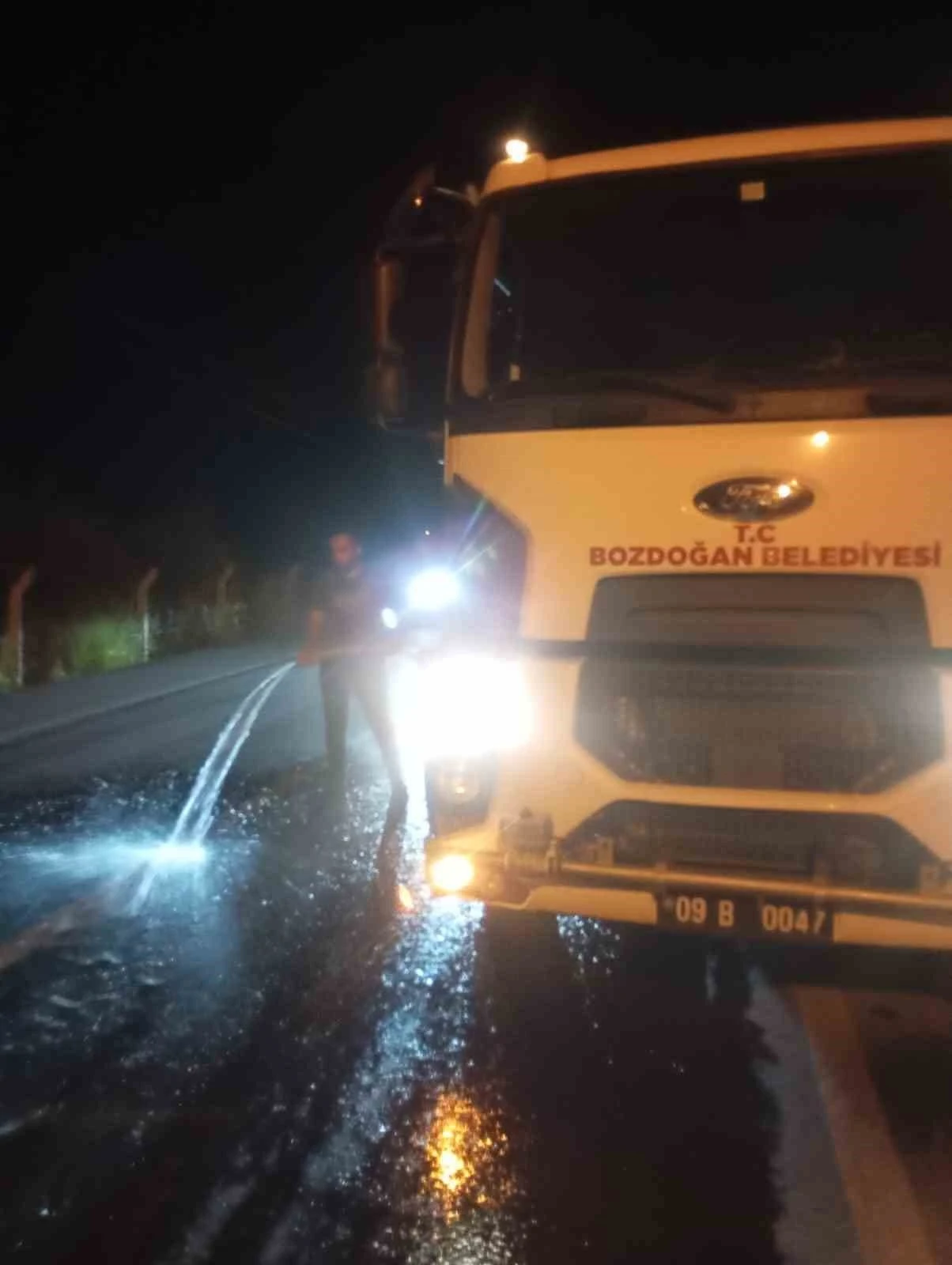 Yola dökülen yağ, belediye ekiplerince temizlendi
