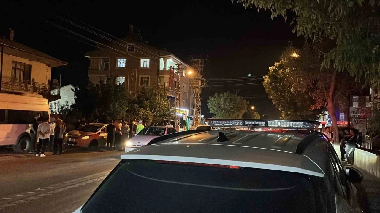 Yola fırlayan çocuğa iki otomobil çarptı
