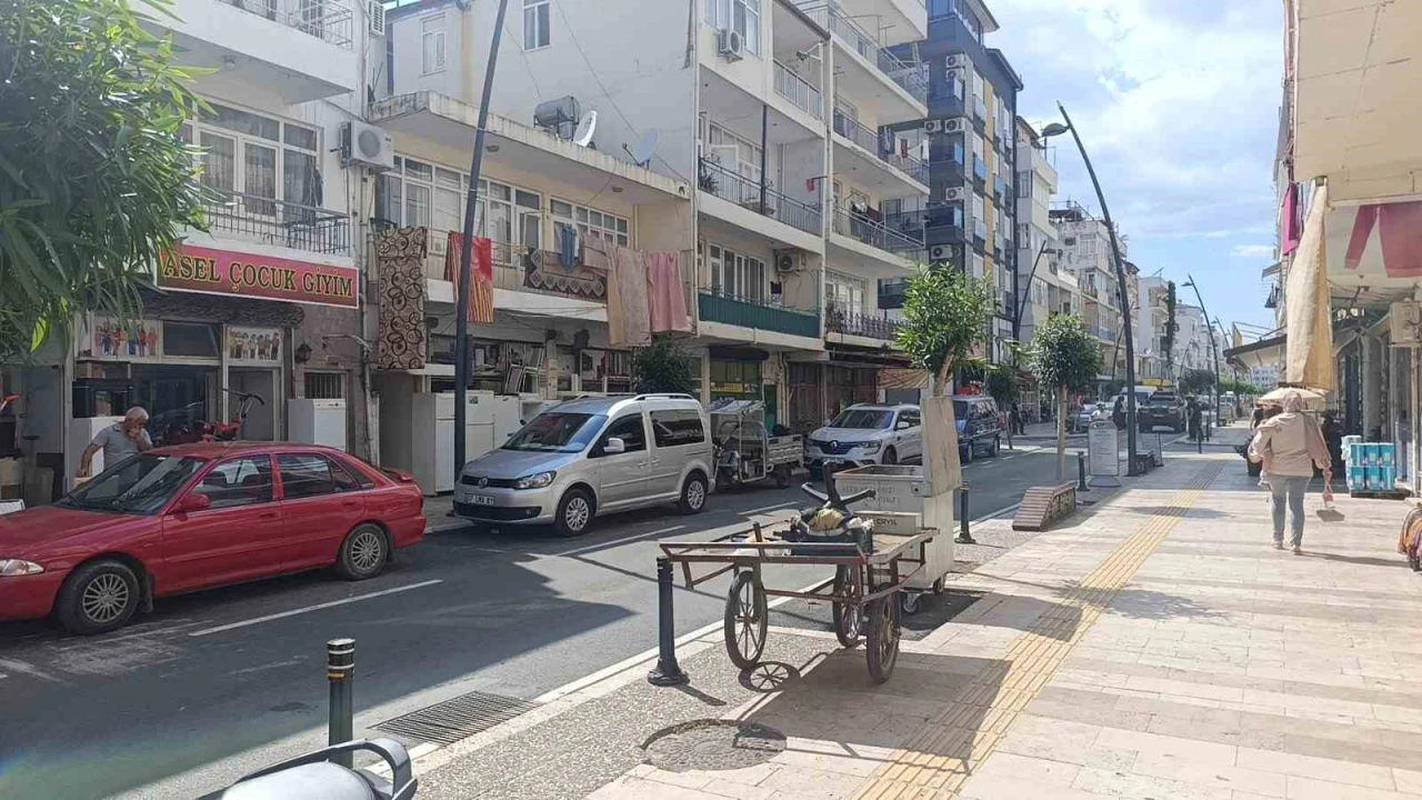 Yola fırlayıp otomobile yandan çarpan 3 yaşındaki çocuk yaralandı
