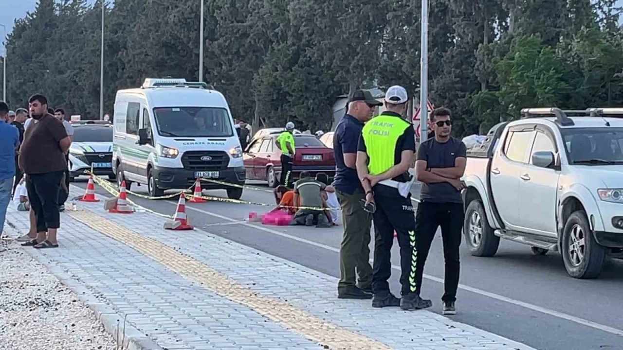 Yola ka&ccedil;an topunu alırken pikabın &ccedil;arptığı &ccedil;ocuk hayatını kaybetti: Anne ve babanın feryadı y&uuml;rekleri dağladı
