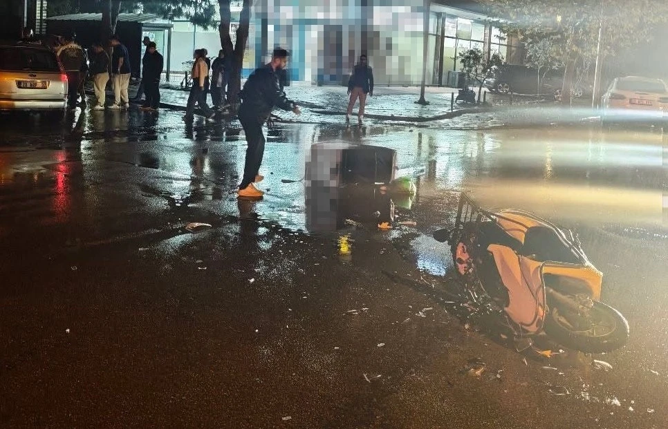 Yola kontrols&uuml;z &ccedil;ıkan otomobil, motosikletle &ccedil;arpıştı: 1 &ouml;l&uuml;
