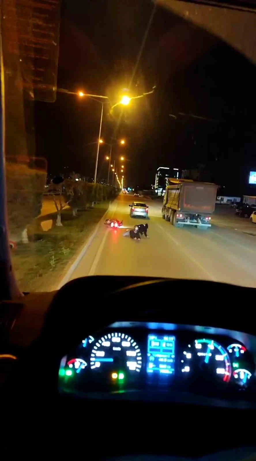 Yola savrulan 2 kişiye aldırış etmeyen sürücü arkasına bile bakmadı,  o anlar kamerada
