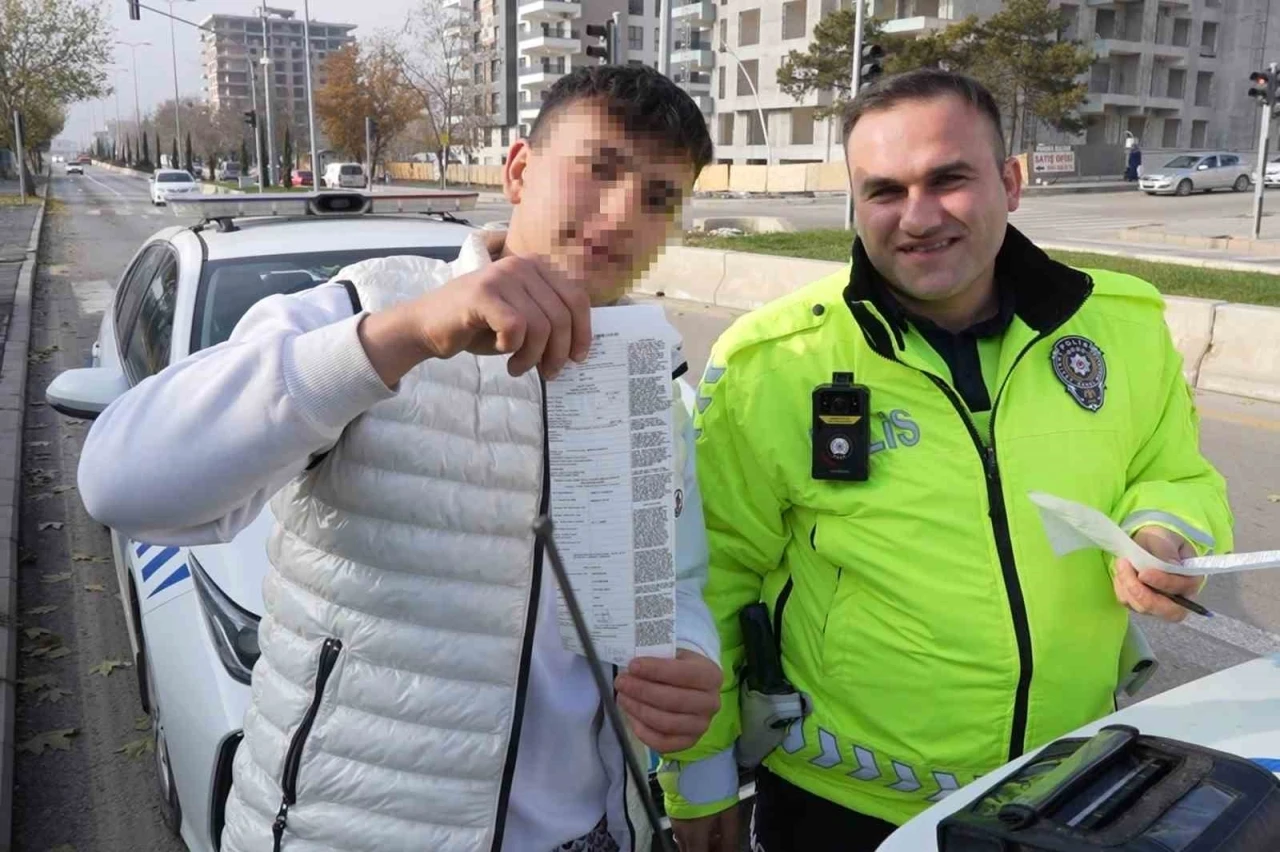 Yolcu kapısından inen ehliyetsiz s&uuml;r&uuml;c&uuml; drondan ka&ccedil;amadı: "Gafil avlandım" dedi, ceza makbuzuyla hatıra fotoğrafı &ccedil;ektirdi
