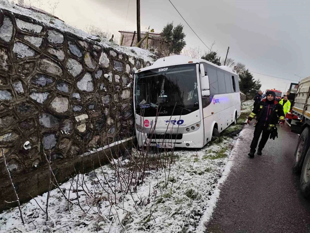 Yolcu midib&uuml;s&uuml; kazazede aileye &ccedil;arptı: 1 &ouml;l&uuml;, 3 yaralı
