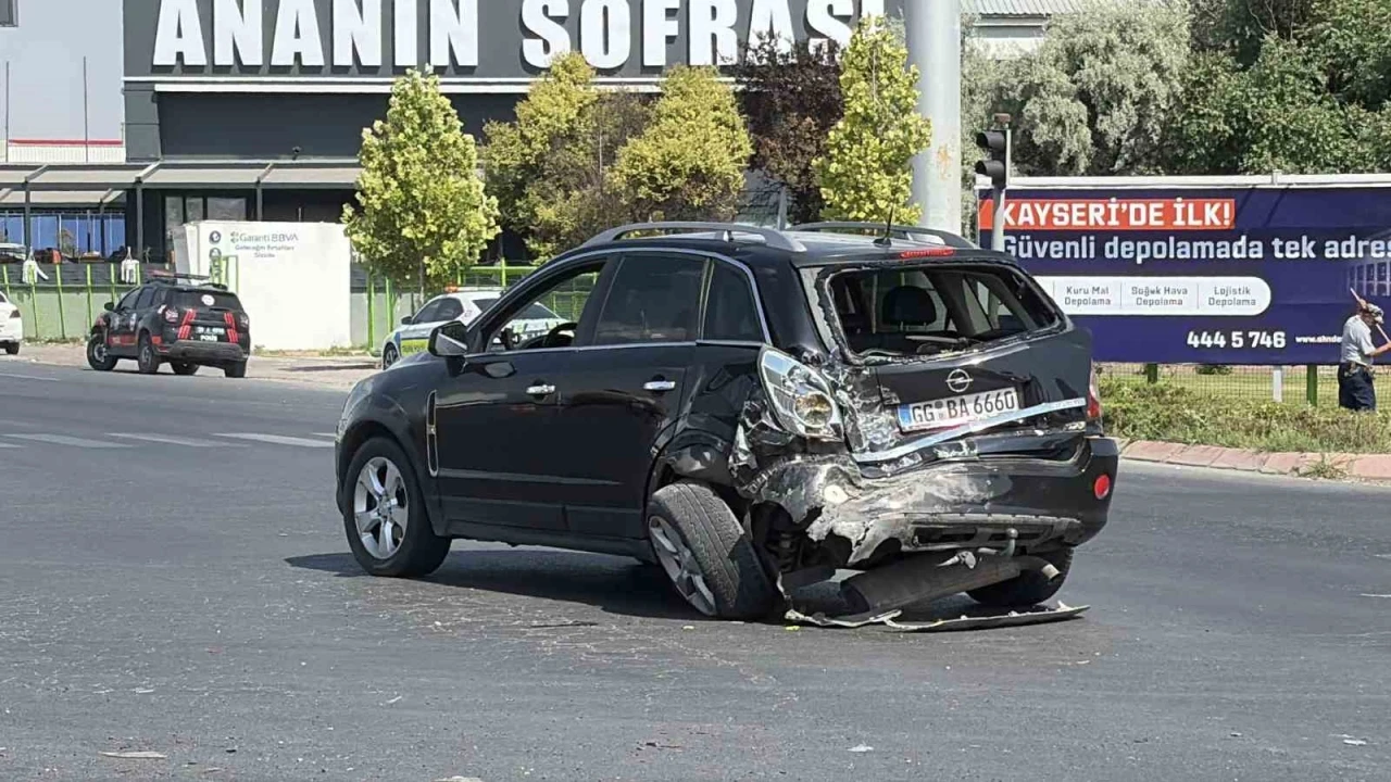 Yolcu minib&uuml;s&uuml; ile otomobil &ccedil;arpıştı: 8 yaralı
