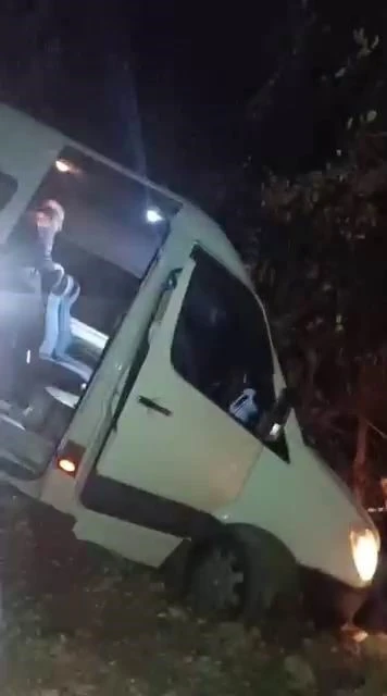 Yolcu minibüsü şarampolde asılı kaldı, faciadan dönüldü
