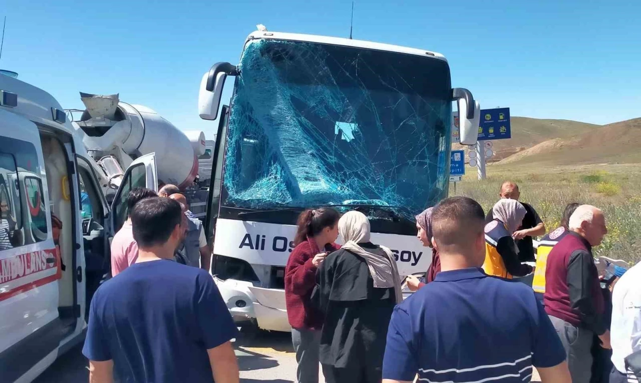 Yolcu otobüsü EDS direğini devirip karşı şeride geçti: 2 yaralı
