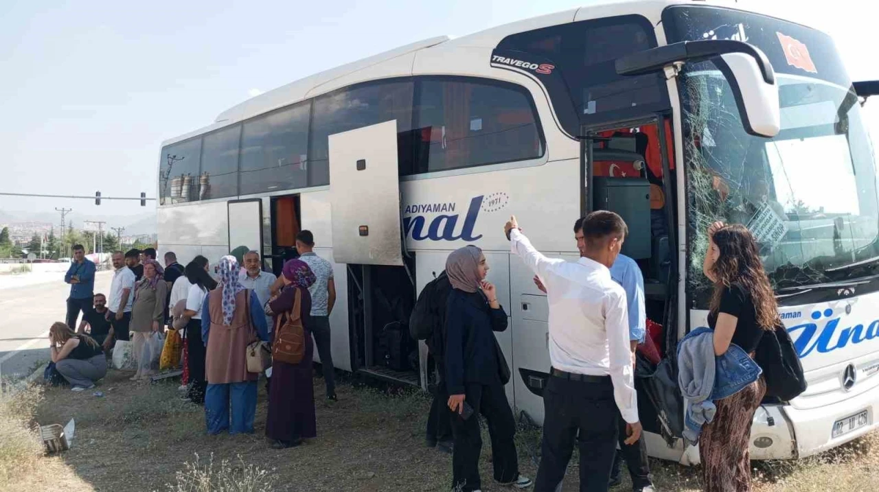 Yolcu otobüsü ile kamyonet çarpıştı: 1 yaralı
