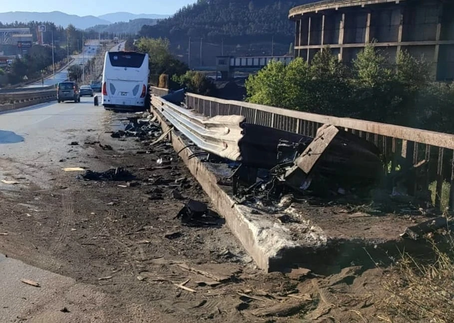 Yolcu otobüsü köprü bariyerlerine çarptı: 1 yaralı

