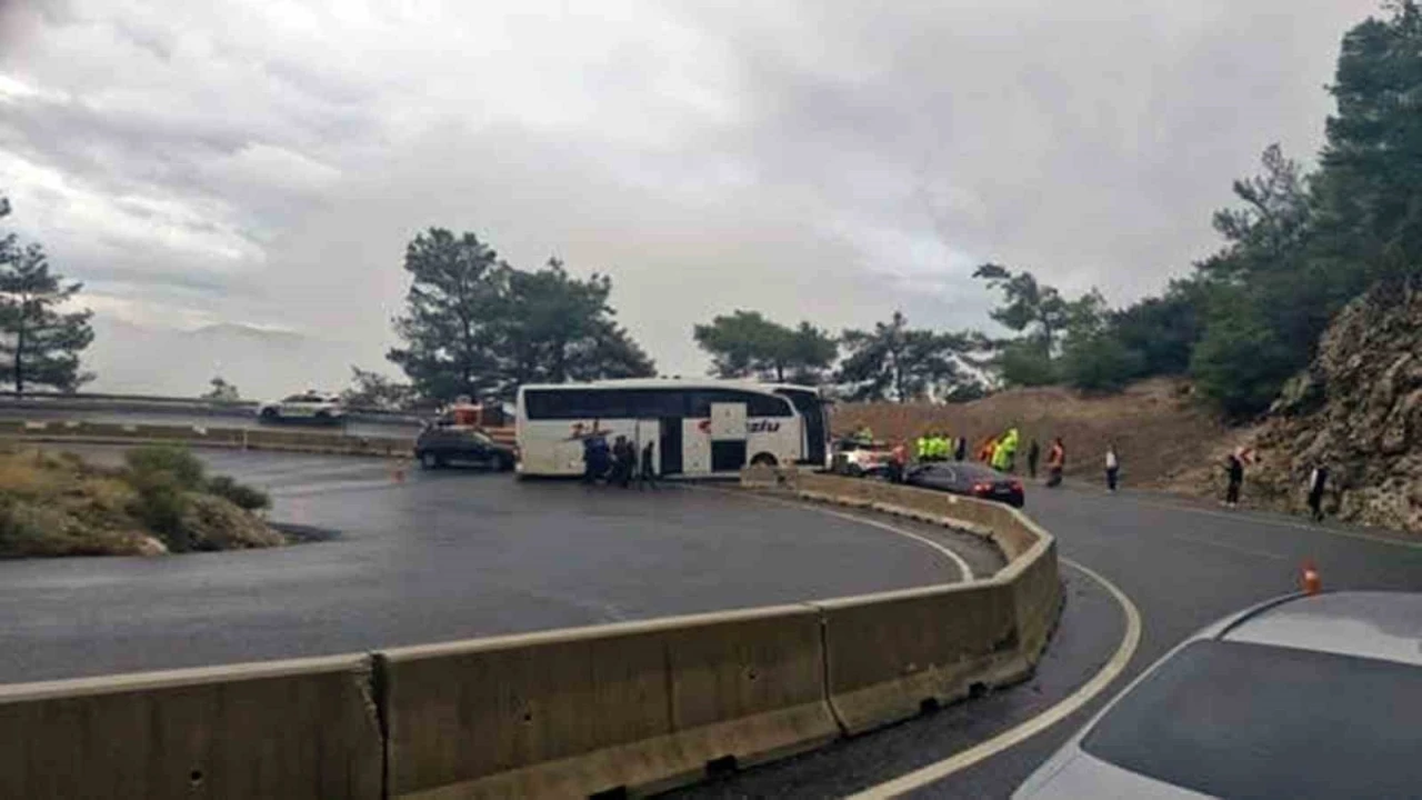 Yolcu otobüsü rampada polis aracına çarptı