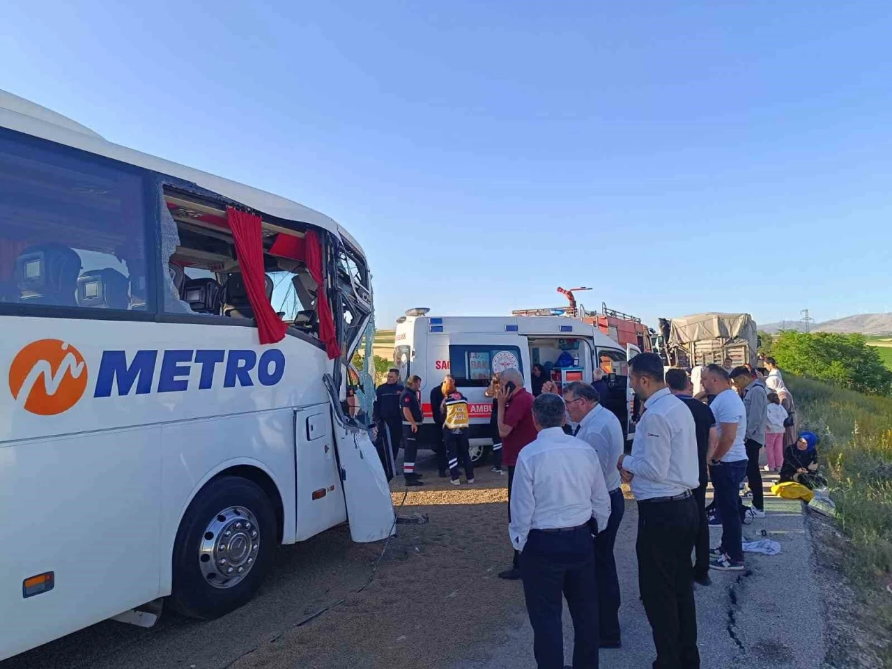 Yolcu otobüsü ve tırın da karıştığı zincirleme kazada 24 kişi yaralandı
