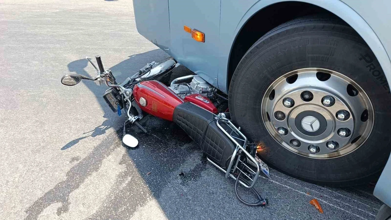 Yolcu otobüsüyle çarpışan motosikletli, lastiğin altında kalmaktan son anda kurtuldu
