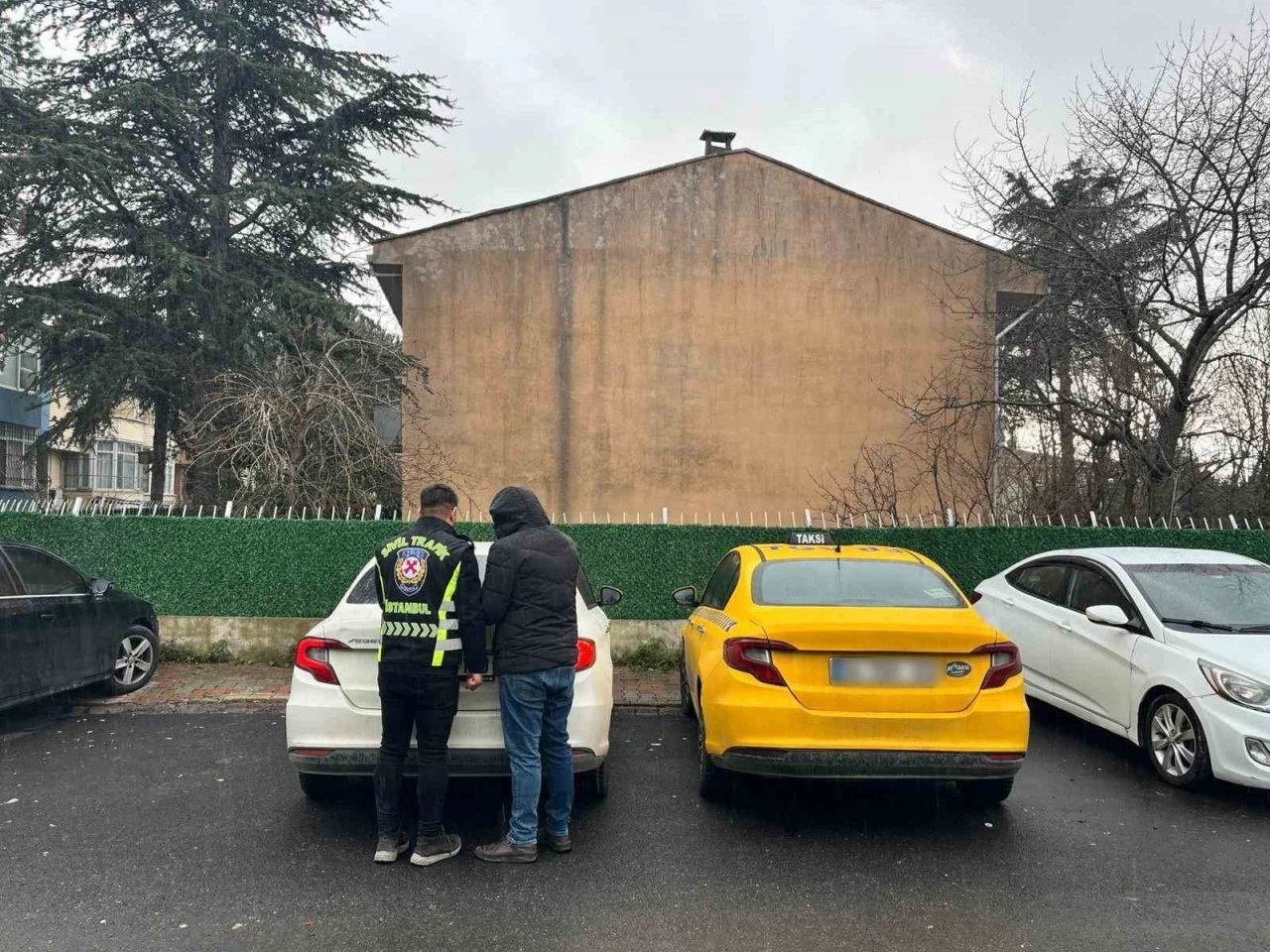 Yolcu se&ccedil;tiği iddia edilen taksi şof&ouml;r&uuml; trafikten men edildi
