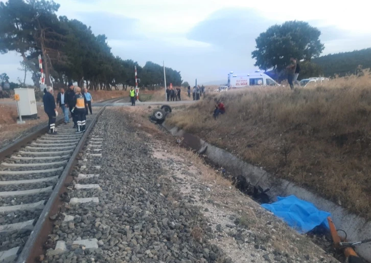 Yolcu treni traktöre çarptı: 1 kişi hayatını kaybetti
