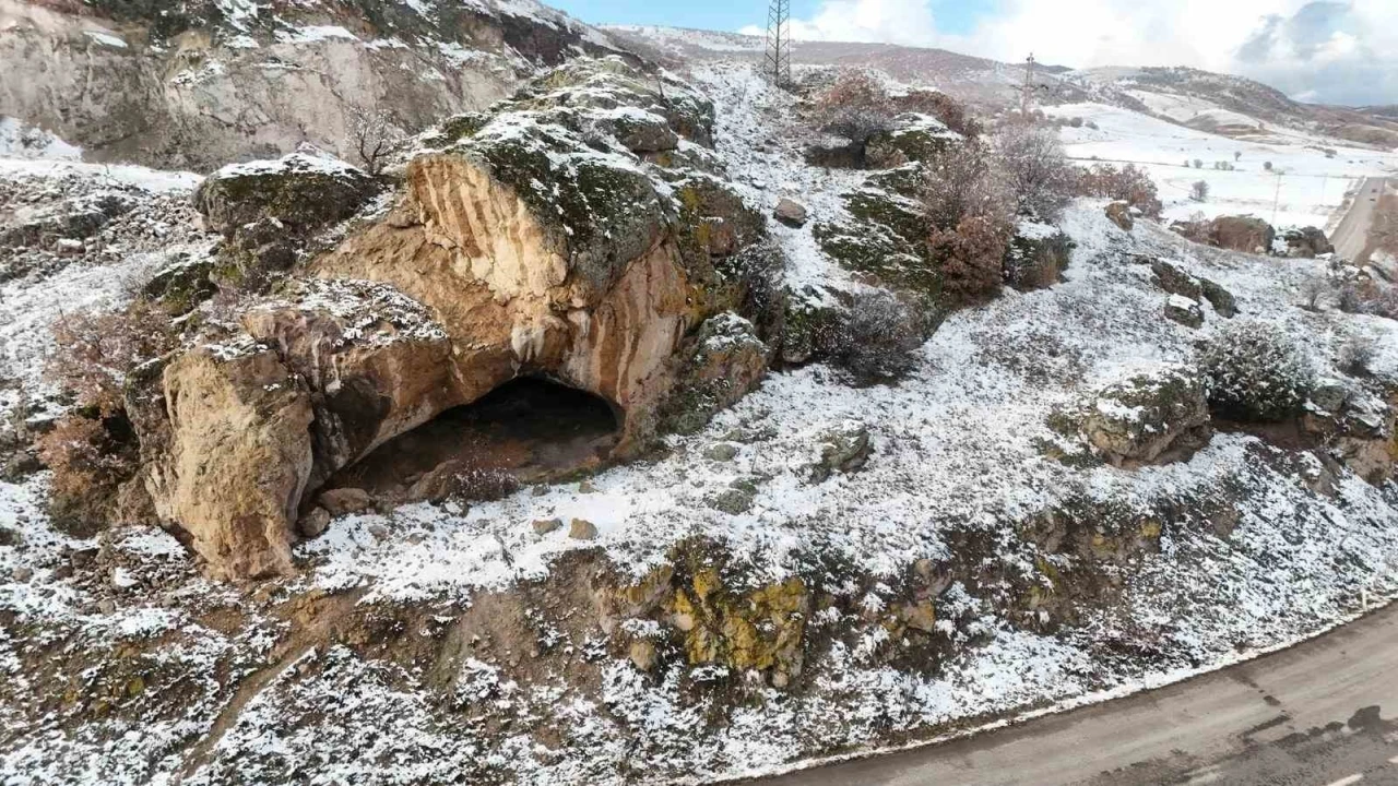 Yolcuların dinlendiği Kara Mağara&rsquo;nın ismi değişse de izleri kaldı
