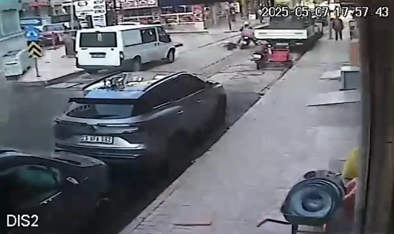 Yolda dengesini kaybedip düşen yaşlı adama motosiklet çarptı
