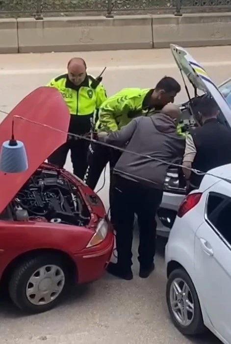 Yolda kalan otomobilin imdadına trafik polisleri yetişti
