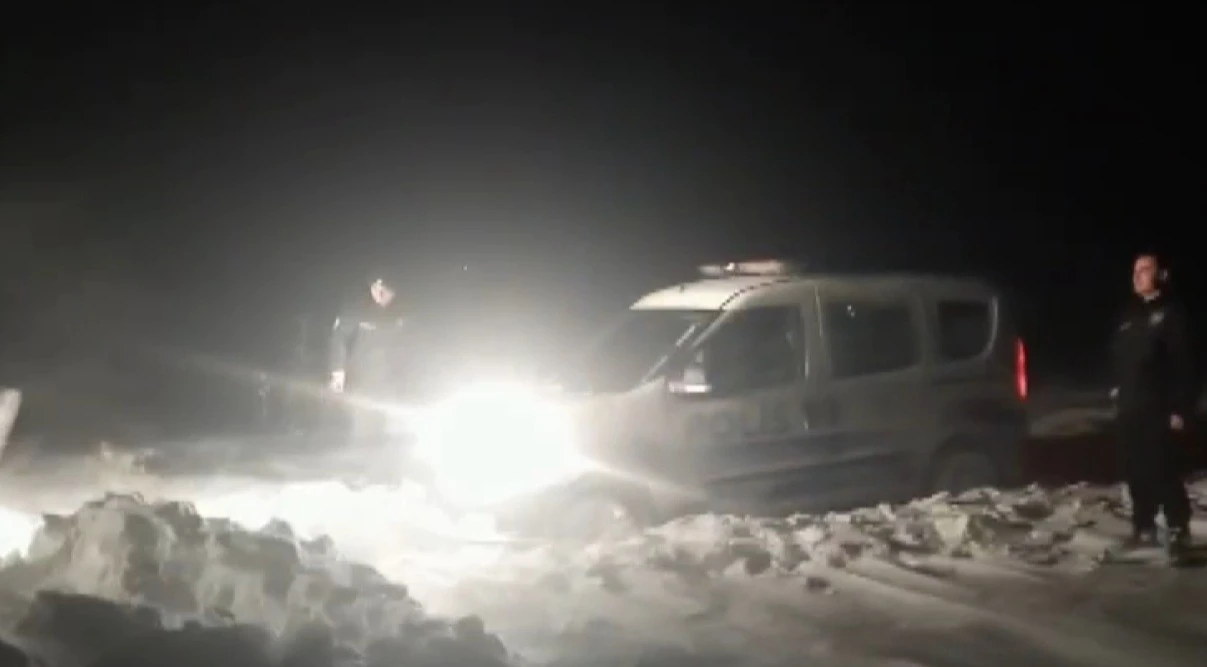 Yolda kalan polis aracının yardımına iş makineleri yetişti
