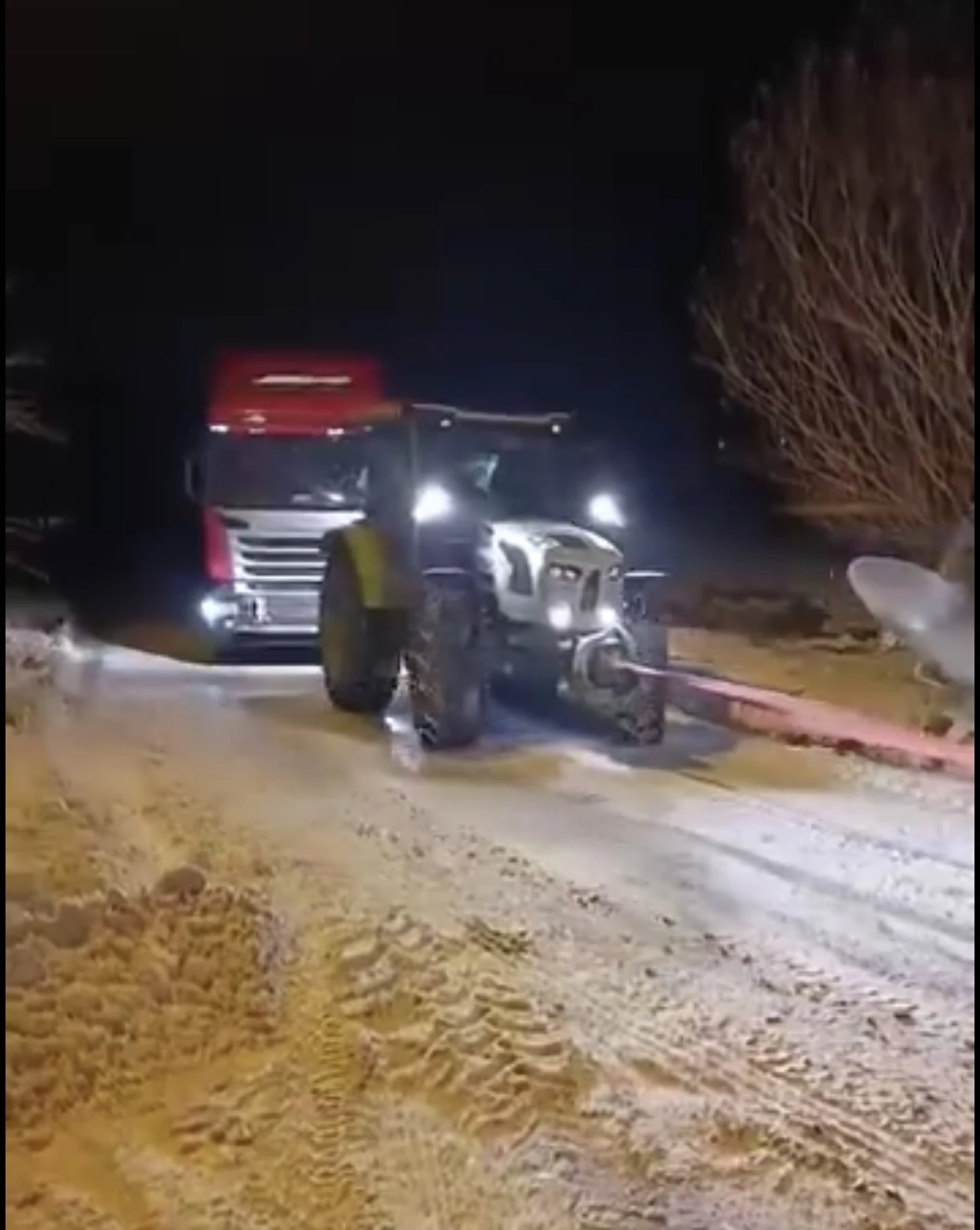 Yolda kalan tır, konvoy halinde &ccedil;ekilerek kurtarıldı
