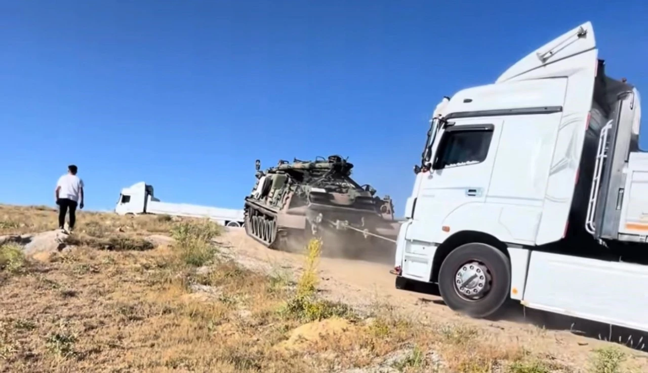 Yolda kalan tırların imdadına zırhlı tank yetişti
