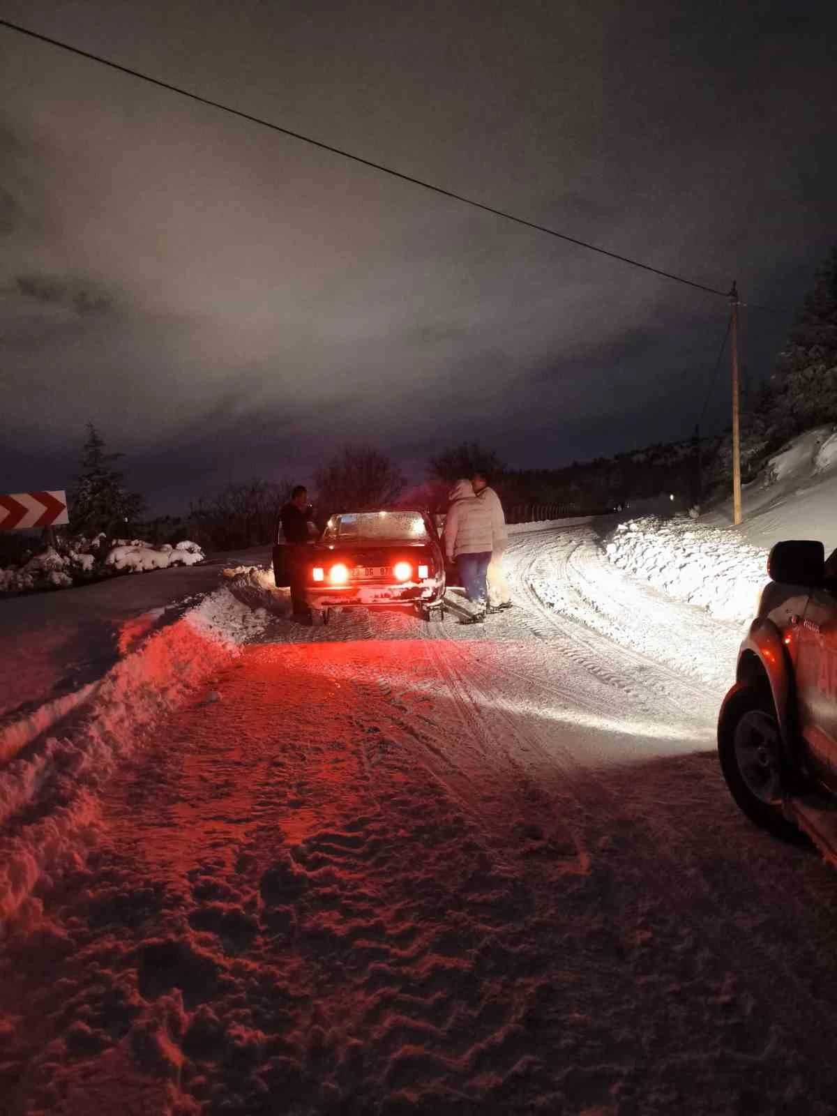 Yolda mahsur kalan vatandaşın yardımına belediye ekipleri yetişti
