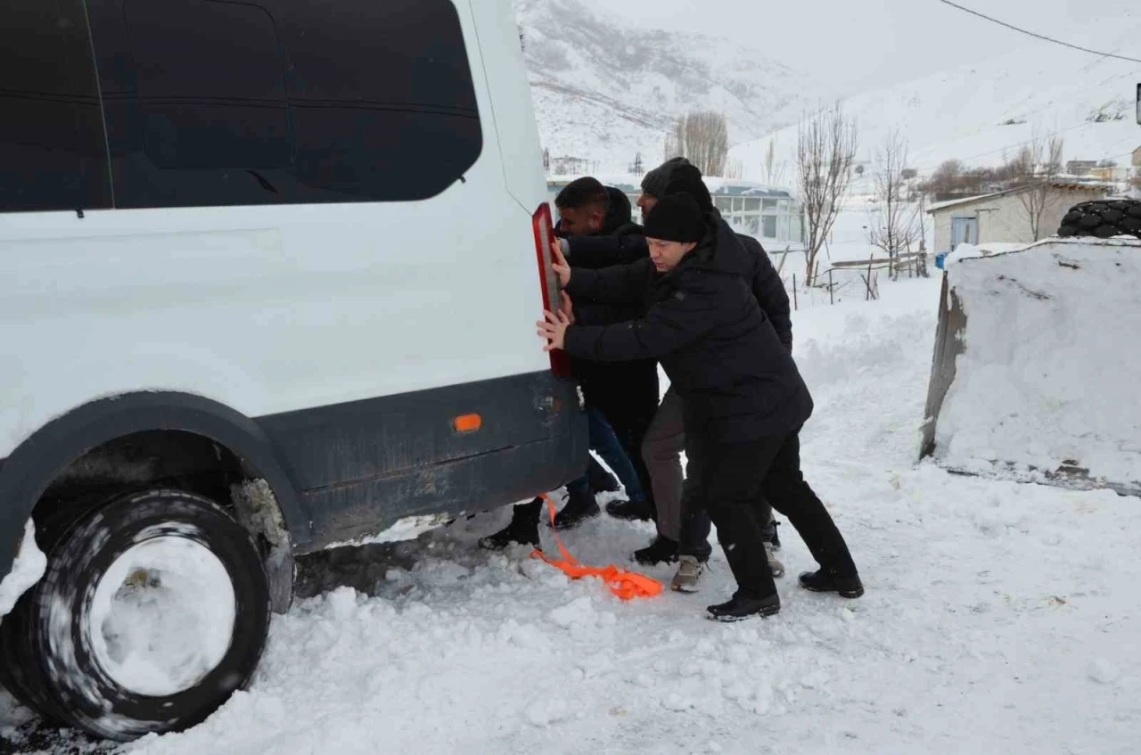 Yolda mahsur kalanların imdadına Kaymakam yetişti
