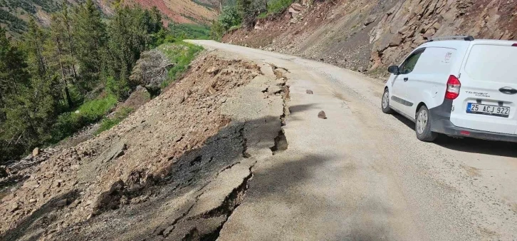 Yolda oluşan dev yarıklar korkutuyor
