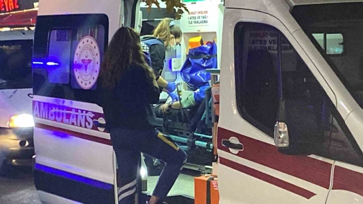 Yolda y&uuml;r&uuml;rken bacağından vuruldu
