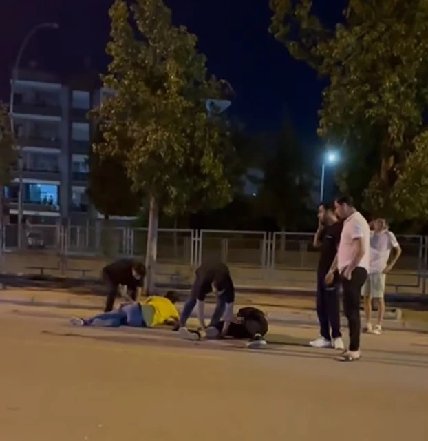Yolda yürürken silahlı saldırıya uğrayan 2 genç yaralandı
