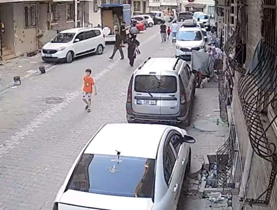 Yolda yürüyen kadın, hırsızın hedefi oldu; cebinden telefonu çalındı
