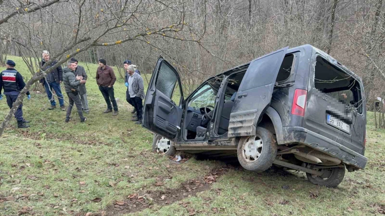 Yoldan &ccedil;ıkan ara&ccedil; 60 metrelik u&ccedil;uruma yuvarlandı: 1 &ouml;l&uuml;, 2 yaralı
