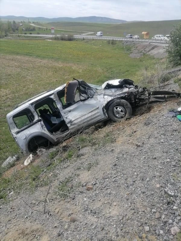 Yoldan çıkan hafif ticari araç şarampole uçtu:1 ölü
